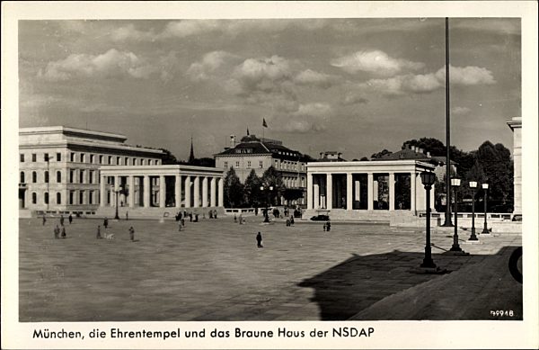 München, Königsplatz, Die Ehrentempel und das Braune Haus der NSDAP, Passanten