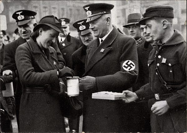 Kameraden des NS Reichskriegerbundes sammeln für das Kriegswinterhilfswerk, Sammelbüchse