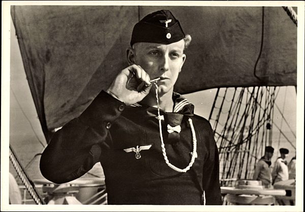 Deutsche Wehrmacht, Kriegsmarine, Bootsmannsmaat der Wache auf einem Segelschulschiff, Pfeife
