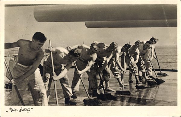 Deutsche Wehrmacht, Kriegsmarine, Rein Schiff, Matrosen schrubben das Deck eines Kriegsschiffes