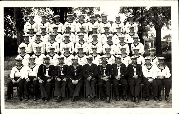Deutsche Wehrmacht, Kriegsmarine, Matrosen in Uniformen, Gruppenportrait