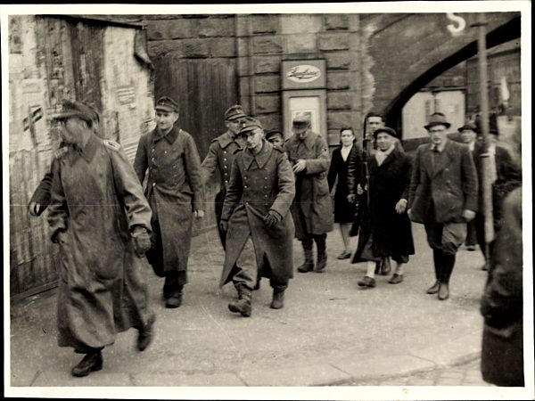 Foto Plze? Pilsen Stadt, Gefangene Deutsche, Tscheche mit Gewehr, Kriegsende, II. WK