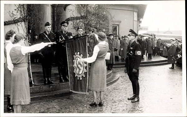 Braunschweig in Niedersachsen, Stahlhelm Treffen, DAF Fahne, Treueschwur