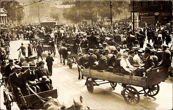 Berlin Mitte, Verkehrsstreik 1919, Kutschen, Passanten