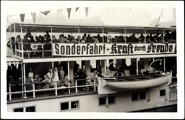 Passagiere auf der Sonderfahrt e. KDF Dampfers