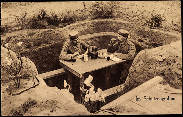 Soldaten im Schützengraben, trinken und schreiben