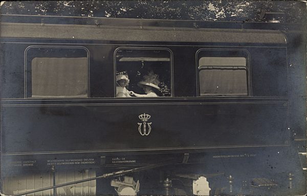 Königin Wilhelmina mit Prinzessin Juliana, Bahnwaggon