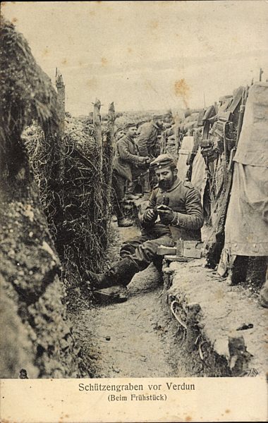 Schützengraben vor Verdun, Soldaten beim Frühstück