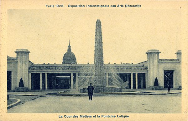 Paris, Exposition Intern. des Arts Décoratifs, La Cour des Métiers, Fontaine