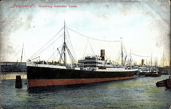 Dampfschiff Polynesia der HAPAG im Hafen vor Anker