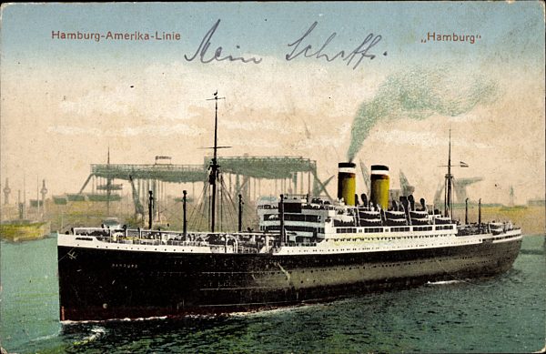 Dampfschiff Hamburg der HAPAG in Fahrt, Hafen im Hintergrund