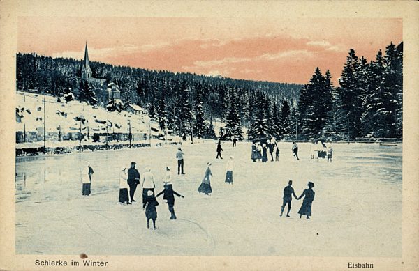 Schierke Wernigerode am Harz, Winterszene, Leute und Kinder auf der Eisbahn