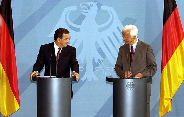 Kanzler Schröder stellt Mitglieder des "Kuratorium Fluthilfe" vor