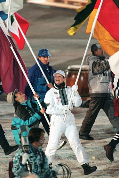 Nagano: Gunda Niemann-Stirnemann trägt Fahne