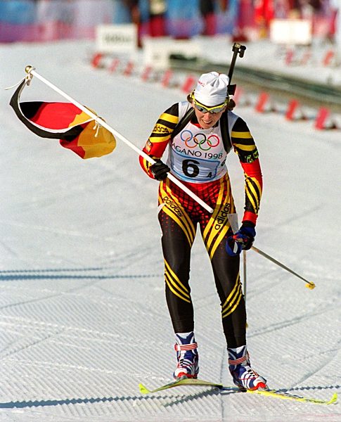 Nagano: Petra Behle sichert Sieg der Biathlon-Staffel