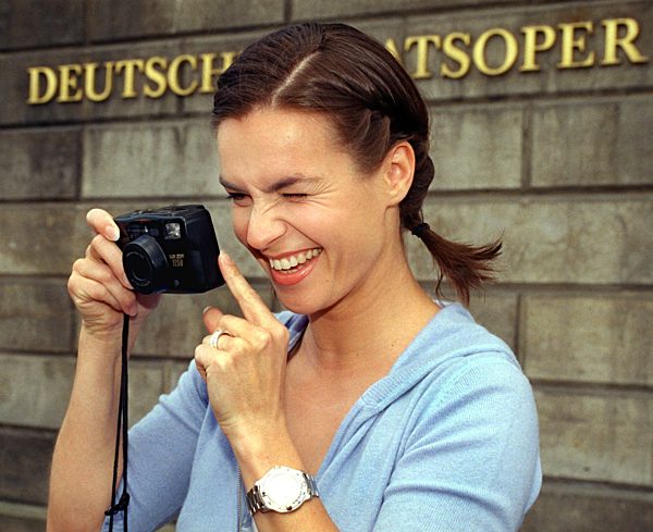 Eiskunstlauf: Kati Witt mit Kamera