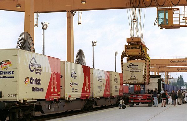 Erstes Umzugsgut aus Bonn in Berlin angekommen