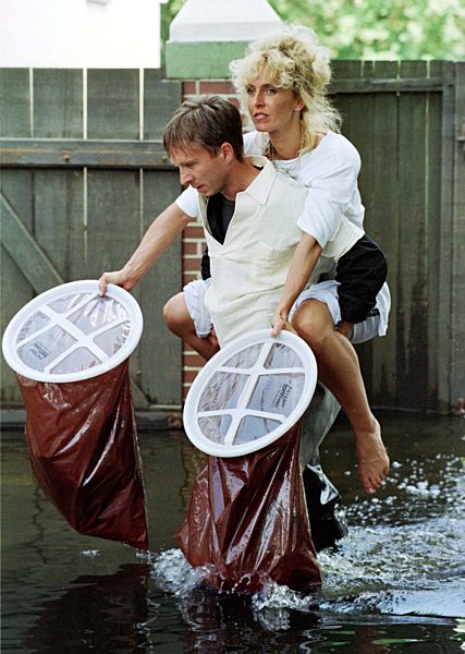 Im "Huckepack" durch das Hochwasser