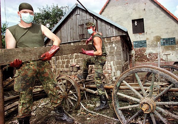 Soldaten helfen bei Aufräumarbeiten im Hochwassergebiet