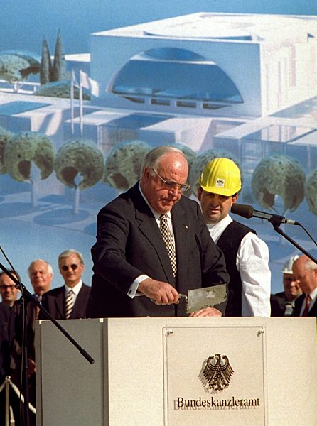 Kohl legt Grundstein für Berliner Kanzleramts-Neubau