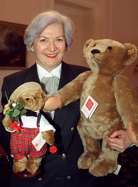 Christiane Herzog läßt Teddybären versteigern