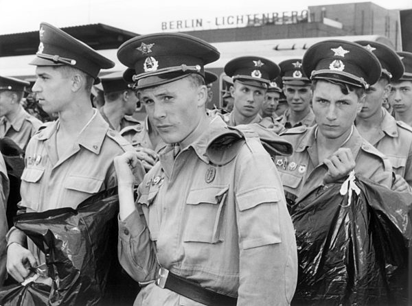 Letzte russische Soldaten verlassen Berlin