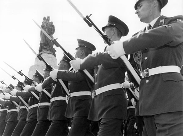 Russische Soldaten proben für Zeremonie zum Truppenabzug aus Deutschland