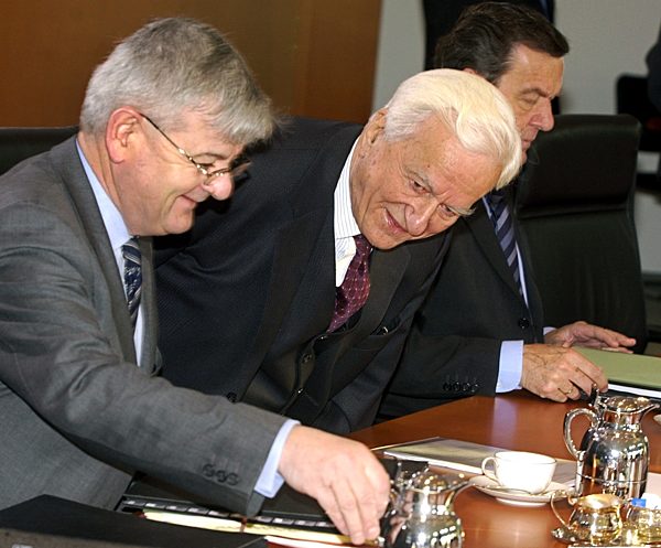 Weizsäcker zieht positive Bilanz zu Fluthilfe