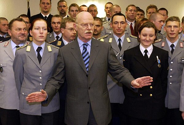 Struck zeichnet Bundeswehr-Angehörige mit Flutorden aus