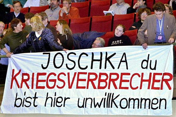 Grünen-Parteitag in Rostock: Protest gegen Militär- Politik