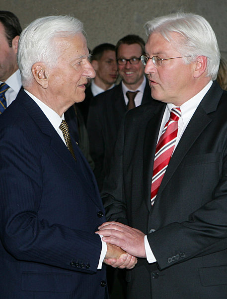 Bundesaußenminister Frank-Walter Steinmeier (SPD) begrüßt am Montagabend (24...