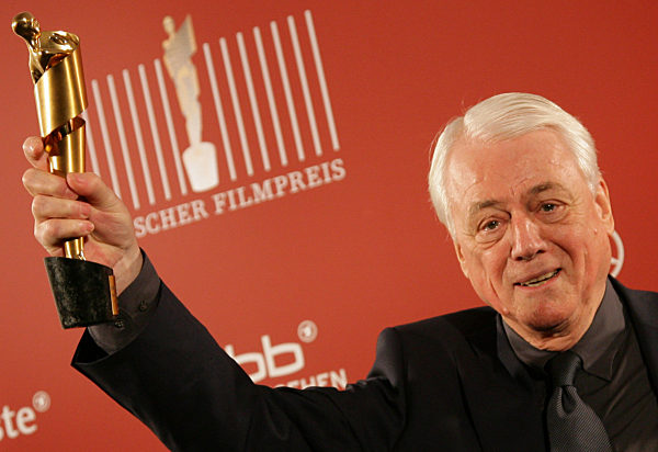 Der Filmemacher, Fernsehproduzent und Drehbuchautor Alexander Kluge freut...