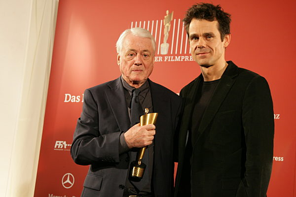Der Filmemacher, Fernsehproduzent und Drehbuchautor Alexander Kluge (l)...