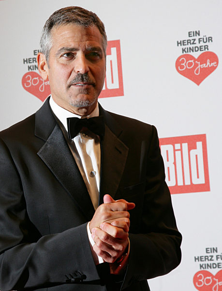 Der US-Schauspieler George Clooney kommt am Samstag (06.12...