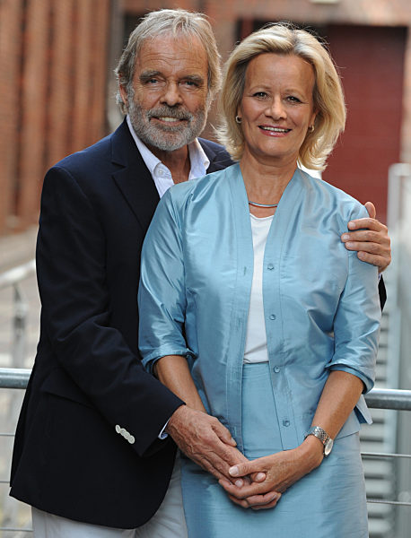 Die Schauspieler Claudia Rieschel (als Irene Sander) und Thomas Fritsch (als...