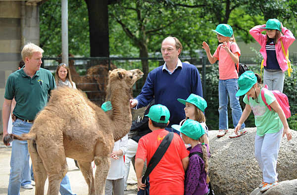 Der Schauspieler Herbert Knaup (M) steht gemeinsam mit Kindern des...