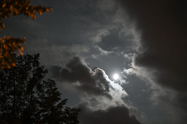 Mondschein hinter Wolken