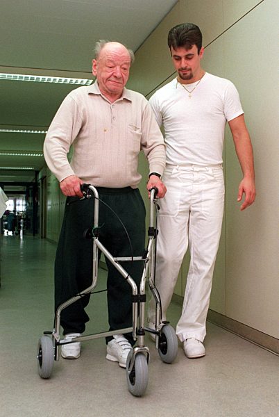 Zivildienstleistende helfen im Krankenhaus