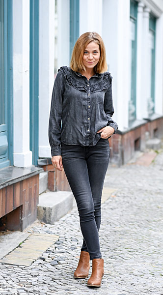 EXCLUSIVE - Ein Spaziergang mit Jessica Ginkel