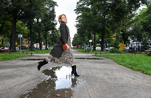 EXCLUSIVE - Ein Spaziergang mit Jessica Ginkel