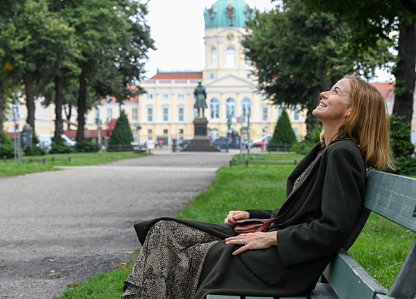 EXCLUSIVE - Ein Spaziergang mit Jessica Ginkel