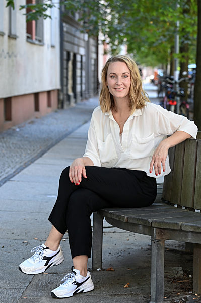 EXCLUSIVE - Ein Spaziergang mit Christina Athenstädt