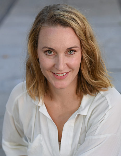 EXCLUSIVE - Ein Spaziergang mit Christina Athenstädt