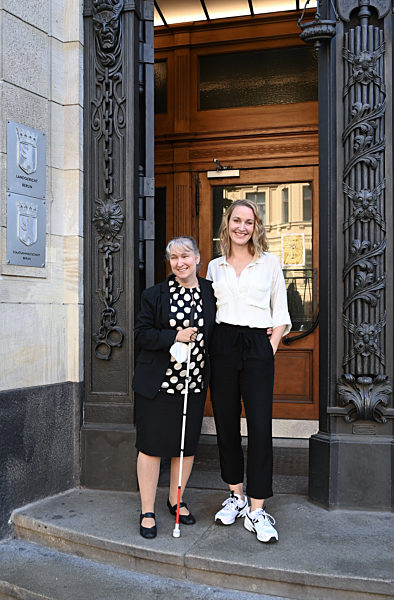 EXCLUSIVE - Ein Spaziergang mit Christina Athenstädt