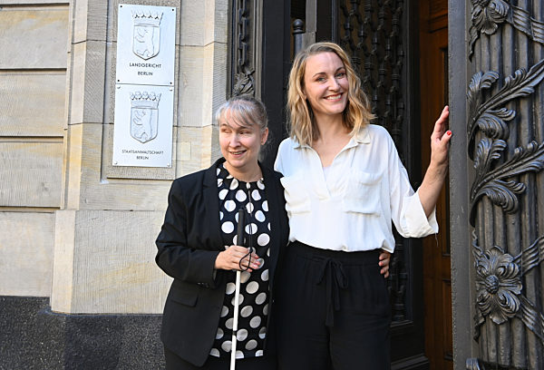 EXCLUSIVE - Ein Spaziergang mit Christina Athenstädt