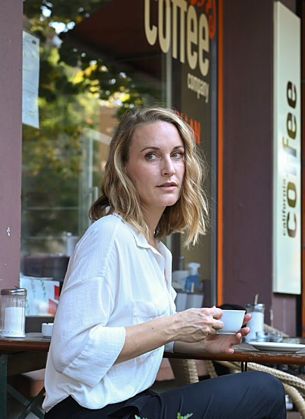 EXCLUSIVE - Ein Spaziergang mit Christina Athenstädt