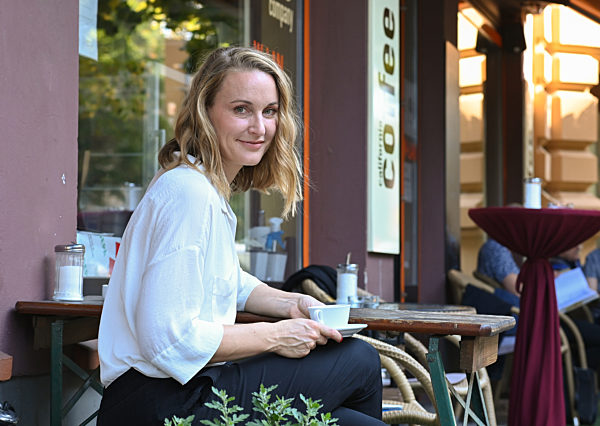 EXCLUSIVE - Ein Spaziergang mit Christina Athenstädt