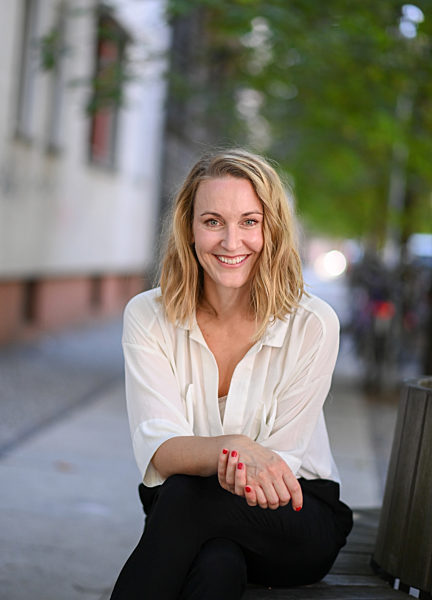 EXCLUSIVE - Ein Spaziergang mit Christina Athenstädt