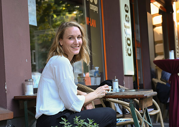 EXCLUSIVE - Ein Spaziergang mit Christina Athenstädt