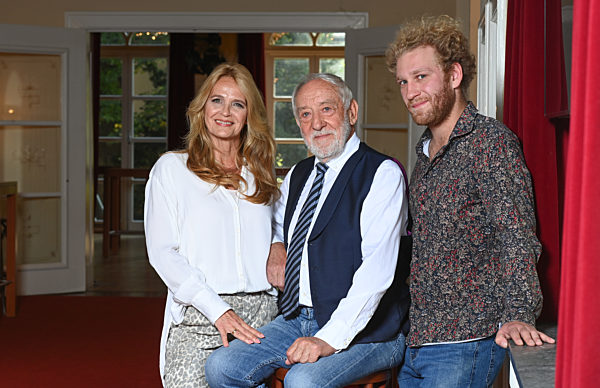 EXCLUSIVE -  Dieter Hallervorden mit Freundin und Sohn